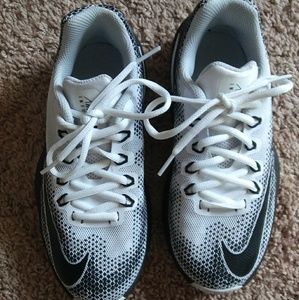 Youth tennis shoes